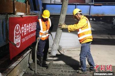 昌景黄铁路安徽段跨京台高速连续梁顺利合龙