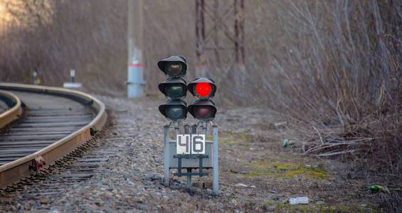 警告栏铁路上的信号灯是红色的.