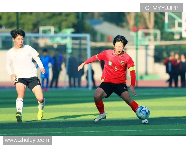 母亲在绿茵场上展现风采与力量的足球故事